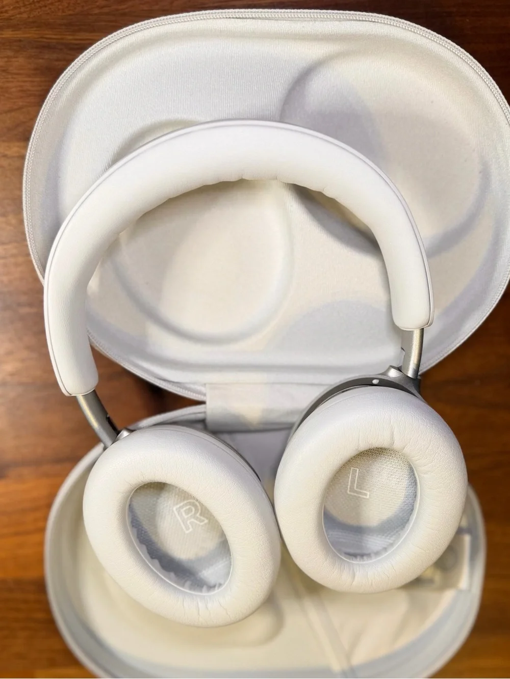 BRAND NEW Bose White Over-Ear Wireless Headphones with Zip Case **Never Used** - Picture 2 of 11